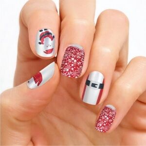 🎅🏽 *Retired* NWT Color Street Father Christmas Nail Strips